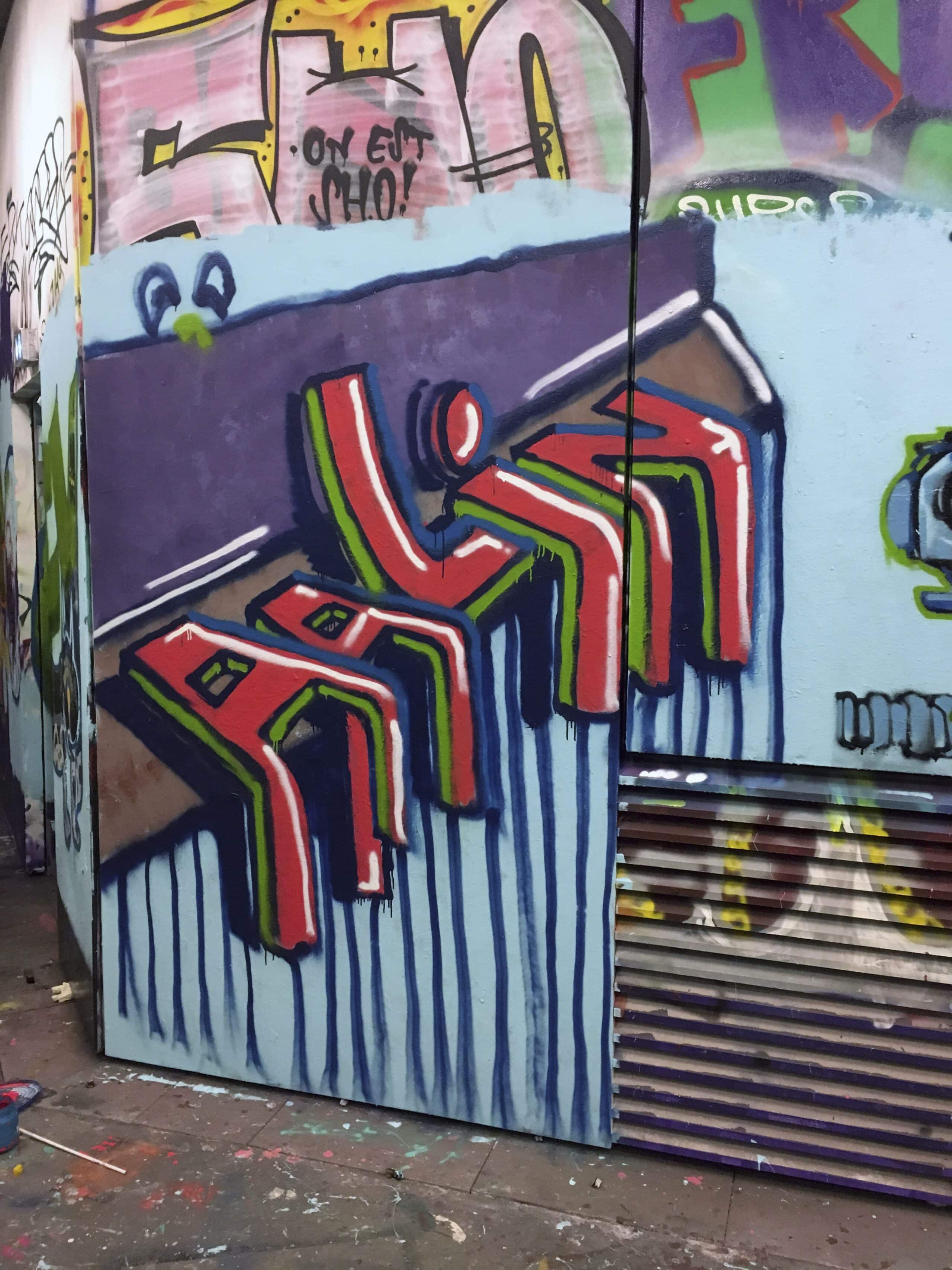 Graffitis, pochoirs, grafs et tags, les territoires contemporains d’une créativité inédite, calligraphique et plastique.