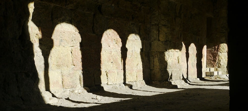 Lumière dans le cloître de l'abbaye de Boscodon