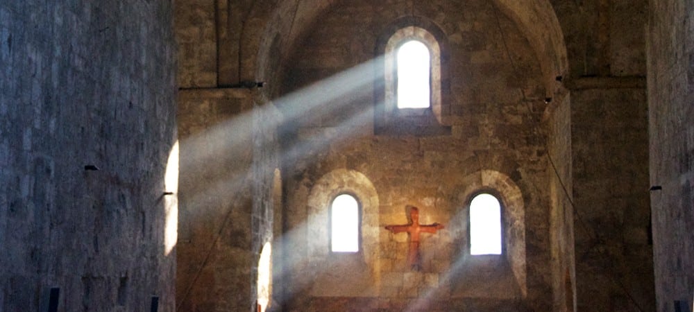 Lumière dans le chevet de l'église de l'abbaye de Boscodon