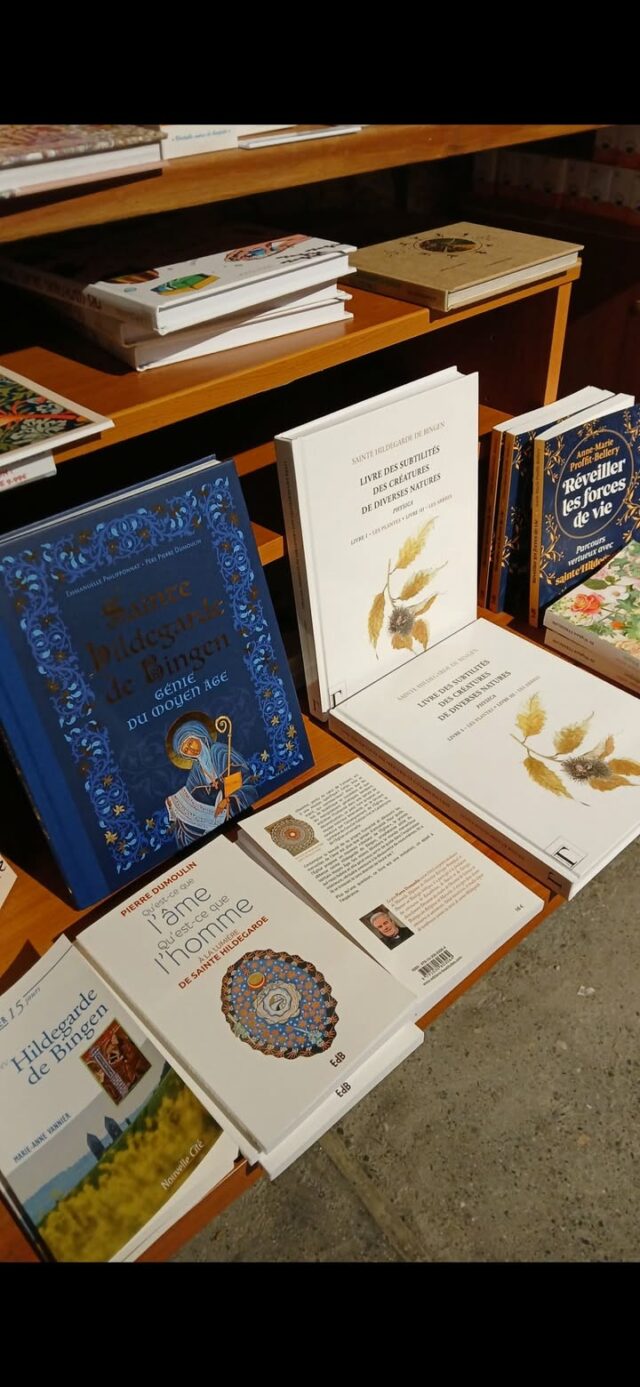 📚 NOTRE COUP DE COEUR DE LA SEMAINE 📚

Une lecture précieuse pour se recentrer sur l’essentiel...

📖  Le livre “Qu’est-ce que l’âme, qu’est-ce que l’homme” du père Pierre Dumoulin (Éditions des Béatitudes) éclaire les grandes questions contemporaines - la place et le rôle de l’âme, son lien au corps, la conscience, l’énergie, l’ immortalité, la question de la résurrection – en les replaçant dans la vision biblique de l’homme.

📖  Un livre facile à lire et passionnant par ses parallèles entre ce que Hildegarde disait déjà et ce que les sciences d’aujourd’hui révèlent.

📖  Un pont entre spiritualité chrétienne et quête intérieure moderne, avec en fin d’ouvrage un petit livret des prières Hildegarde de Bingen pour nourrir l’âme.

À retrouver à la boutique de l' #abbayedeboscodon , avec les autres livres de ou inspirés de Hildegarde de Bingen.

#crots #embrun #embrunais #embruntourisme #serreponcon #boscodon #hautesalpes #hautesalpes05 #hautesalpestourisme #patrimoine #patrimoinefrancais #abbaye #abbayeromane #architectureromane #monumenthistorique #librairie #pierredumoulin #hildegardedebingen