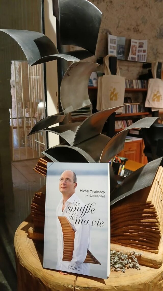 📚 Le souffle de ma vie, de Michel Tirabosco 📚

Il suffit de croiser son regard lumineux ou de percevoir son sourire pour comprendre qu’il y a là bien plus qu’un musicien.

🎼  Michel Tirabosco, flûtiste de pan reconnu à l'international, est présent à l'abbaye pour quelques jours et propose un stage pour découvrir et apprendre à maîtriser la flûte de pan.

📆  Il donnera un concert exceptionnel en l’abbatiale ce vendredi 8 août, à 20h30.
Un moment hors du temps, dans la pierre et le silence habité du lieu.

📖  Son livre, Le Souffle de ma vie, est disponible à la librairie de l’abbaye.
Une lecture simple, profonde, vraie où chacun est interpellé au cours des pages.