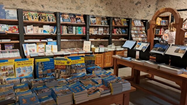 📚 Petit tour dans notre librairie-boutique. Il y en a pour tous les âges et pour tous les goûts 📚