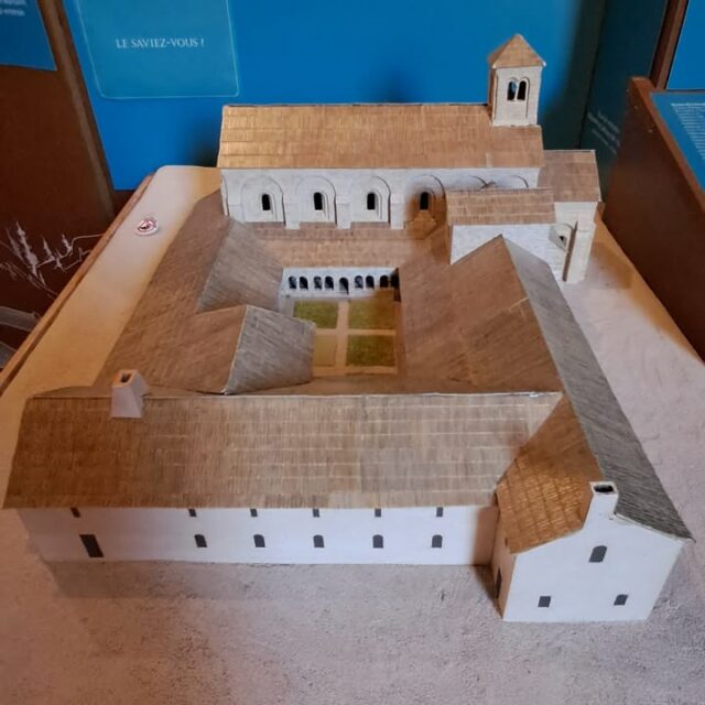 🎬 Clap de fin sur la saison estivale et les visites guidées.

🙏 Merci à vous, chers visiteurs, qui vous êtes arrêtés à l'abbaye que ce soit en visites libres ou en visites guidées.

🎶 Merci à vous qui avez assisté aux spectacles, concerts, conférences... qui ont rythmé cet été.
🎶 Merci aux participants des divers stages (chant, flûte de pan...).

🕰 L'été se termine... mais l'abbaye reste ouverte (en visite libre) :
- 10h/13h et 14h30/17h30 (mardi au samedi)
- 12h/13h et 14h30/17h30 (dimanche)
Fermé le lundi.