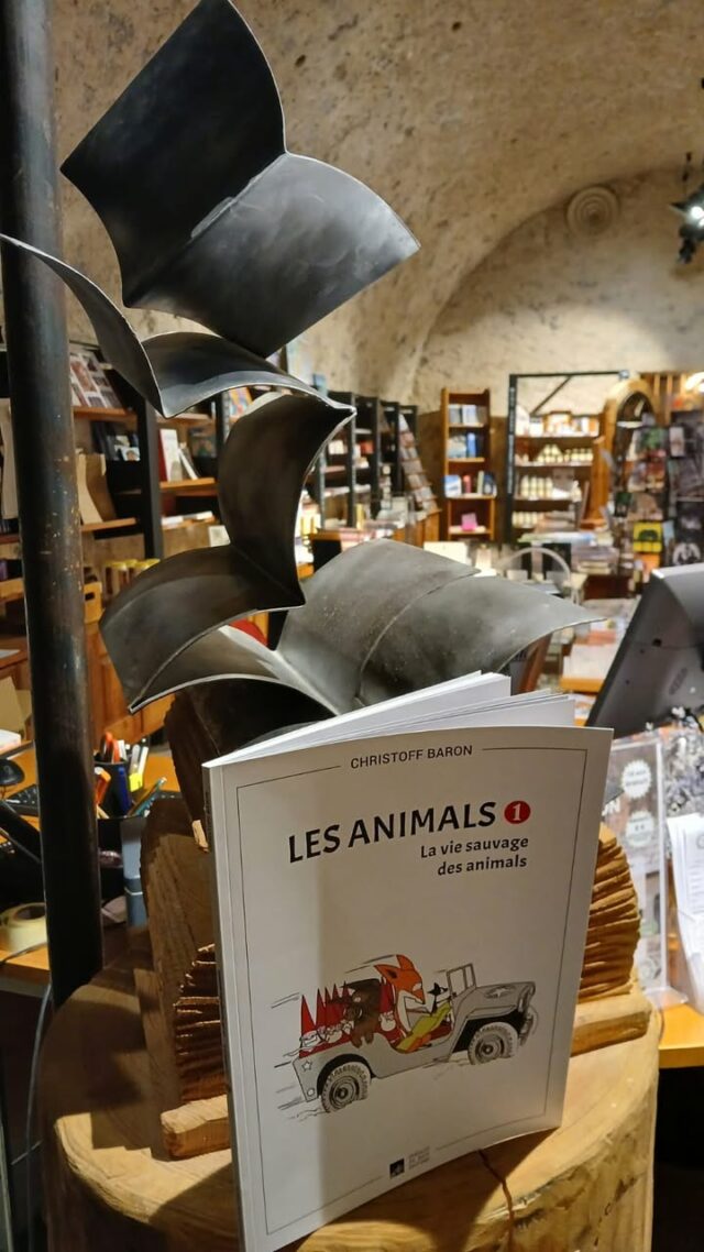 📚 Les Animals : quand la vie sauvage croque notre société.

✏️ Christoff Barron qui expose ses peintures sur bois actuellement dans les divers espaces de l'abbaye n'est pas que peintre. Il est aussi romancier et auteur d'une bande dessinée.
📖 Les Animals, La vie sauvage des animals, parue aux éditions Gueule de bois, offre un regard singulier et piquant sur nos travers humains.

🔘 Entièrement réalisée en noir et blanc, l’œuvre séduit par sa sobriété graphique qui laisse toute la place à l’esprit. Dans la veine d’un humour à la Calvin et Hobbes, les dialogues et situations déploient une légèreté savoureuse, parfois agrémentée de clins d’œil malicieux rappelant aussi l’univers du Chat du rabbin.

🔹️ Sous l’apparence de scènes animales décalées, Christoff Barron aborde en filigrane de grandes thématiques de société, avec notamment un détour assez malicieux par le religieux, toujours avec ce ton libre et joueur qui fait sourire tout en invitant à réfléchir.

🔸️ Une bande dessinée à découvrir à la librairie-boutique de l'Abbaye de Boscodon.