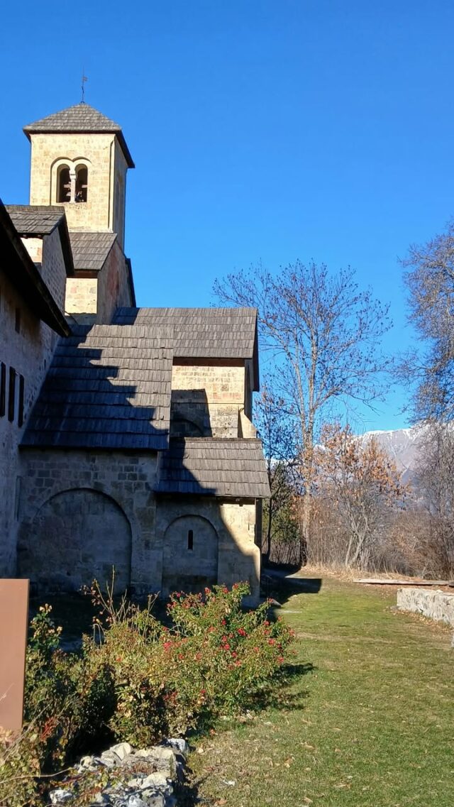Aujourd'hui, l'abbaye a accueilli ces derniers visiteurs pour l'année 2025. Malgré le froid de l'hiver, trois groupes ont suivi des visites guidées et sont partis à la découverte de l'histoire de l'Abbaye de Boscodon.