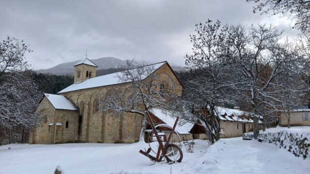 L'Abbaye de Boscodon s'est réveillée ce matin sous un beau manteau blanc ❄️