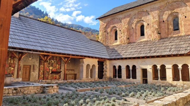 OUVERTURE J - 7 

Accès boutique-librairie, cloître, muséographie et exposition :

du lundi au samedi : 10h à 13h et 14h30 à 17h30.
               dimanche : 12h à 13h et 14h30 à 17h30.