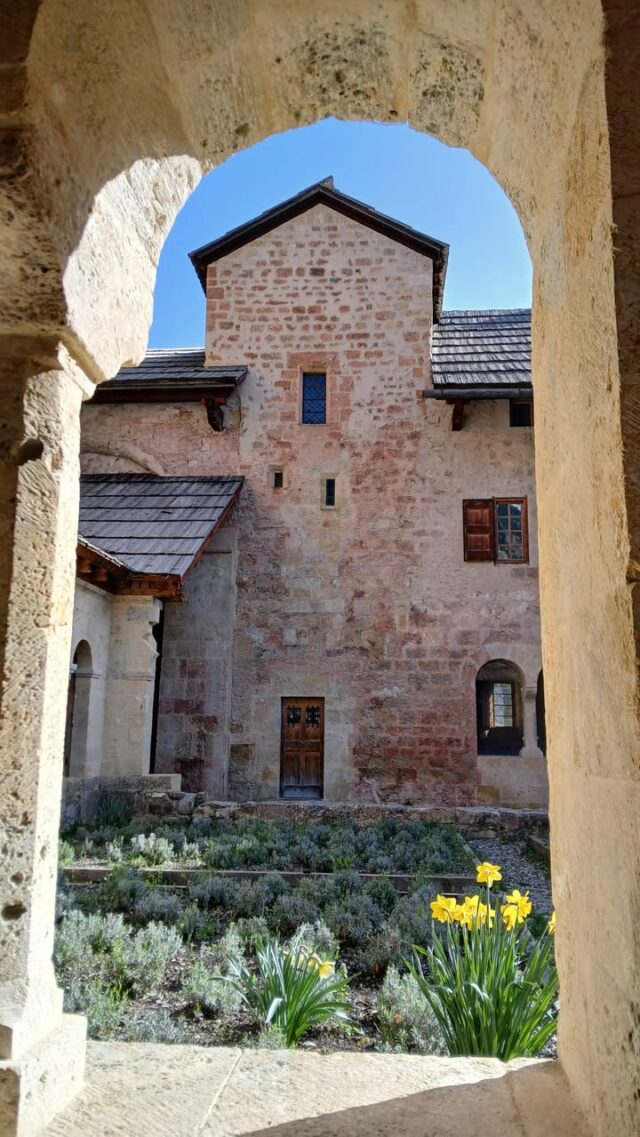 🗣️ vous aimez la nature, vous aimez le jardinage, vous avez un peu de temps libre... alors venez rejoindre les bénévoles de l' "équipe jardin" de l'abbaye de Boscodon 🌿
Vous participerez à l'entretien des jardins, des lavandes du cloître et évoluerez dans un cadre magnifique 🌹

N'hésitez pas à nous contacter si vous êtes intéressés.