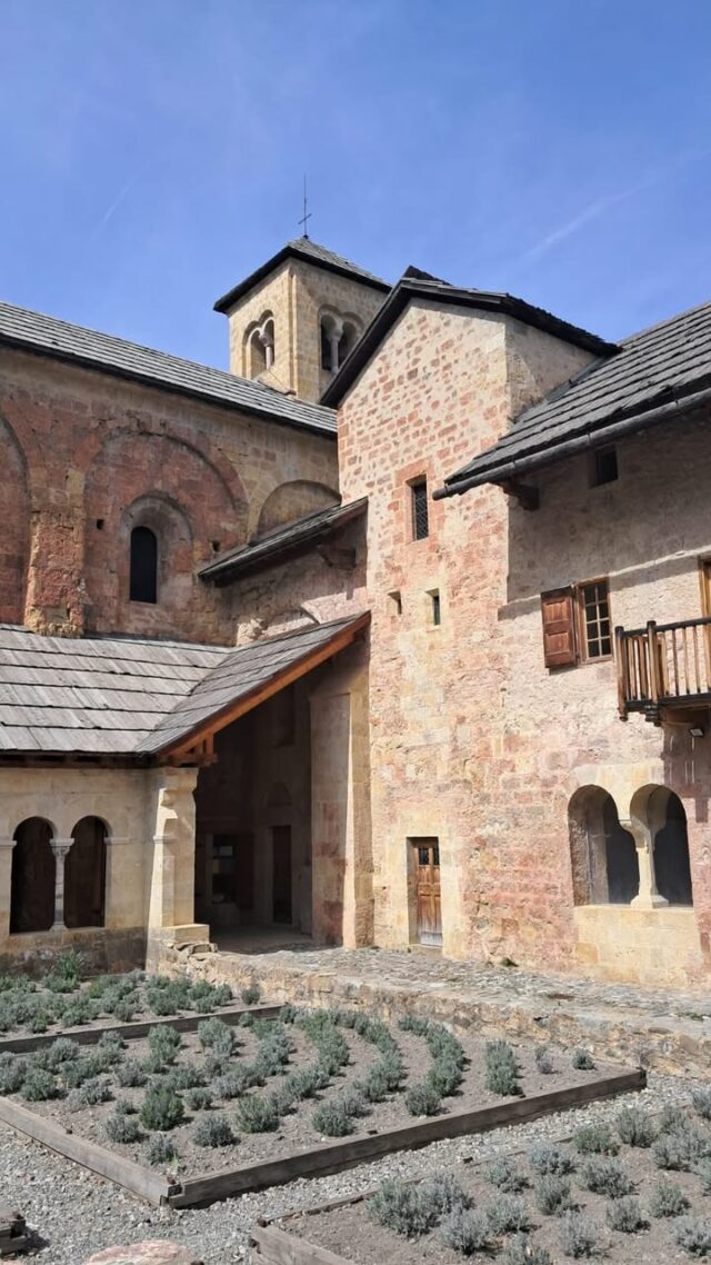 🙏 Merci à la mairie de Crots pour la restauration et la mise en valeur du monument en hommage au maquis de Boscodon.

Pour rappel, ce monument, situé à proximité du parking de l'Abbaye de Boscodon, rend hommage au maquis de Boscodon (1943-1944)..