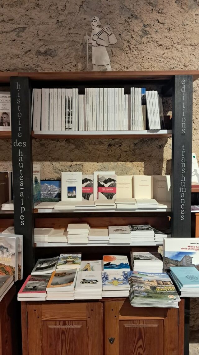 🤔 Connaissez-vous les Editions des Hautes-Alpes et les Editions de la Transhumance ? GROS PLAN sur le rayon "Histoire des Hautes-Alpes" de ces éditeurs régionalistes.

📚 A découvrir dans notre librairie-boutique.