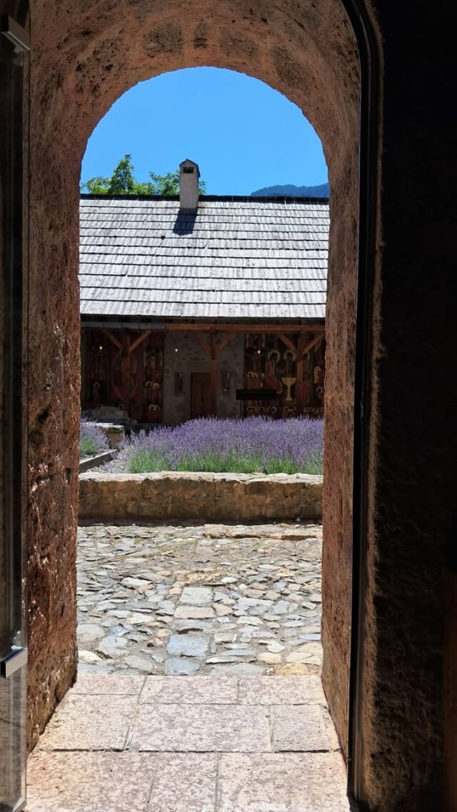 MUSEOGRAPHIE : Petit détour par la salle "Histoire et Vie monastique à l'abbaye de Boscodon". Cet espace est adapté pour les enfants 😉