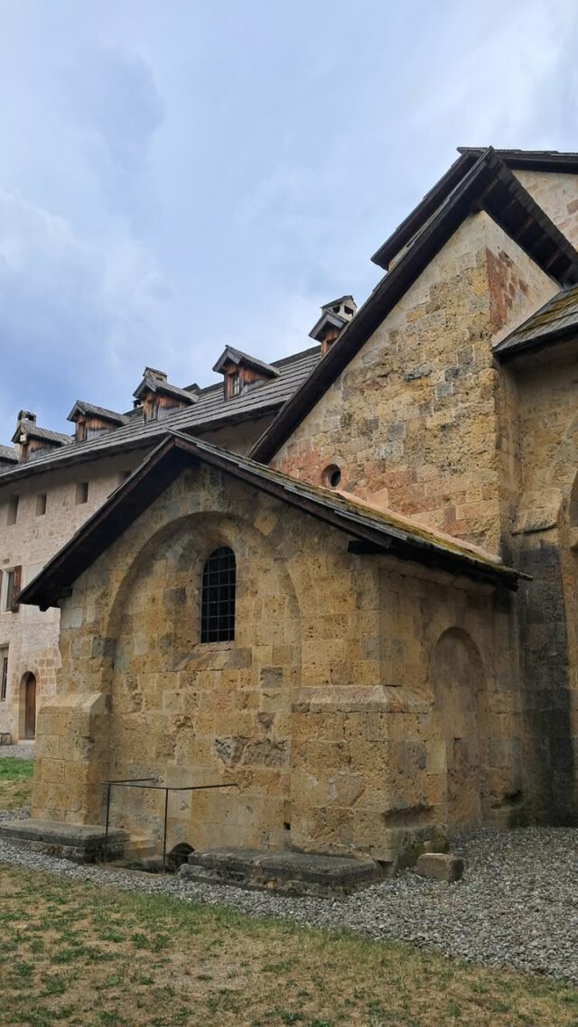 PHOTO DU JOUR : la chapelle Saint-Firmin.

Elle est construite au XVe siècle, sur les vestiges de la chapelle primitive Saint-Marcellin. Malgré sa construction tardive, la chapelle Saint-Firmin adopte volontairement un style roman pur, rare pour son époque.

Pour en savoir davantage, rendez-vous à l'abbaye en visites libres ou tous les jours à 15h pour une visite guidée.
