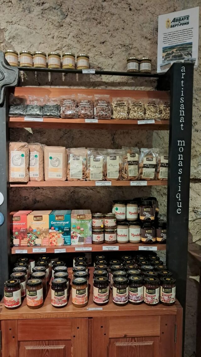 Dans la boutique de l'abbaye, vous pouvez retrouver une grande variété de produits locaux ou venant de communautés religieuses.

Aujourd'hui, gros plan sur l'abbaye de Septfons dans l'Allier, qui regroupe une communauté de moines trappistes (cisterciens). Ils nous proposent : confitures, moutardes, chicorée, pâte à tartiner, fruits secs, Germalgue, Germalyne...