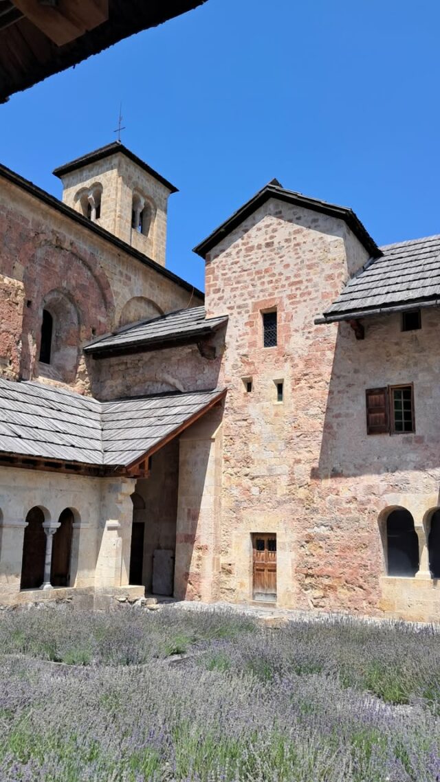 📷 Gros plan sur la Tour des archives.

Durant le Moyen-Age, l'espace au 2ème étage de cette tour était utilisé comme salle des archives voire comme bibliothèque.
Au 1er étage était située la cellule de l'abbé.