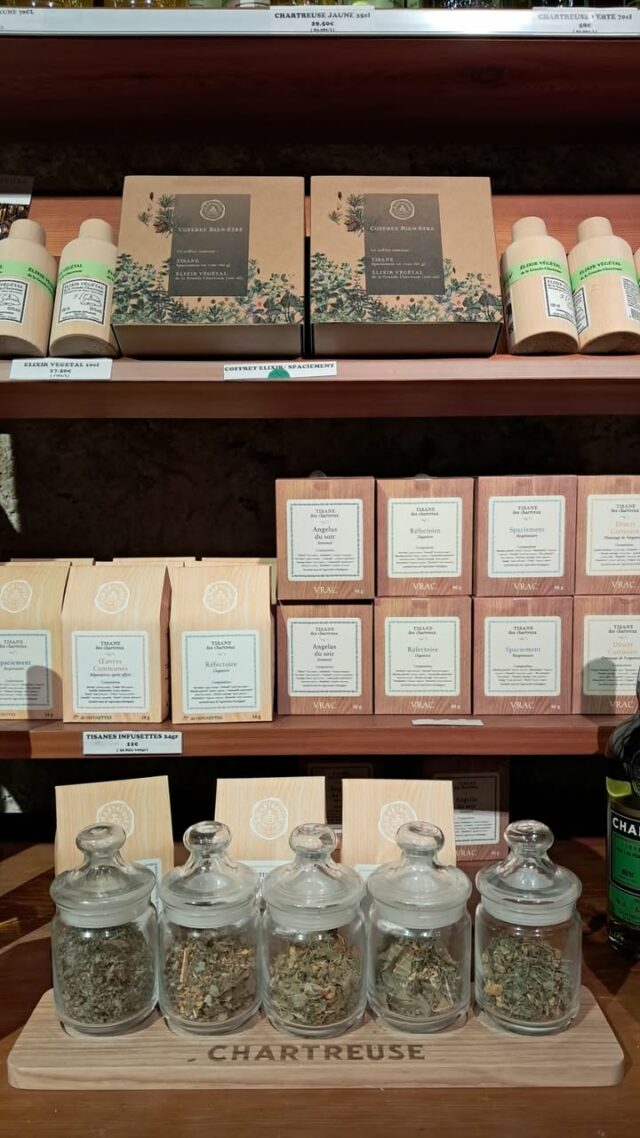 BOUTIQUE : Gros plan sur le monastère de la Grande Chartreuse (Isère) à travers leurs produits. Ces moines chartreux nous proposent tisanes, Elixir, gemmothérapie... et bien sûr la Chartreuse jaune et verte (à consommer avec modération).

A retrouver dans notre librairie-boutique.