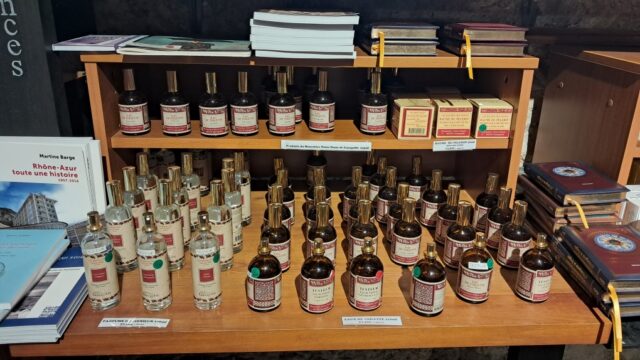 Aujourd'hui, nous vous présentons l'Abbaye Notre-Dame de Ganagobie à travers leurs produits. Ces moins bénédictins installés dans les Alpes de Haute-Provence vous proposent cosmétiques, parfums, savons, shampoings, baume décontractant, baume du pèlerin, parfum d'ambiance...

A découvrir dans notre librairie-boutique.