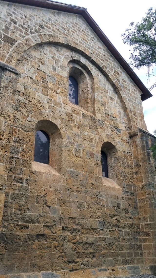 GROS PLAN sur le chevet plat de l'abbatiale (XIIe siècle) ✨
