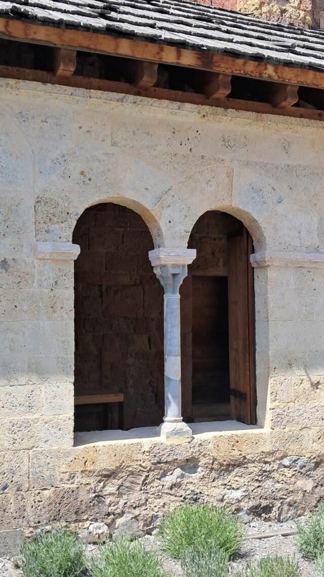 🤔 Lors de votre visite et votre passage dans le cloitre, avez-vous remarqué les différentes architectures ?

🔹 Sur la première photo, on peut voir des baies géminées séparées par une fine colonnette et sur laquelle est posé un chapiteau plat. Cette galerie du cloitre a été construite telle qu'elle était à son origine (XIIe siècle).

🔹 La seconde photo nous montre une architecture plus massive avec un pilier hexagonal qui sépare les baies géminées. Le chapiteau n'est plus plat. Cette ébauche représente le cloitre du XVe siècle.