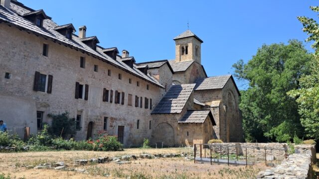 Avez-vous profité de vos vacances pour venir visiter notre abbaye ? On vous accueille tous les jours. Et nos guides vous proposent une visite guidée tous les jours à 15 h jusqu'au dimanche 30 août.