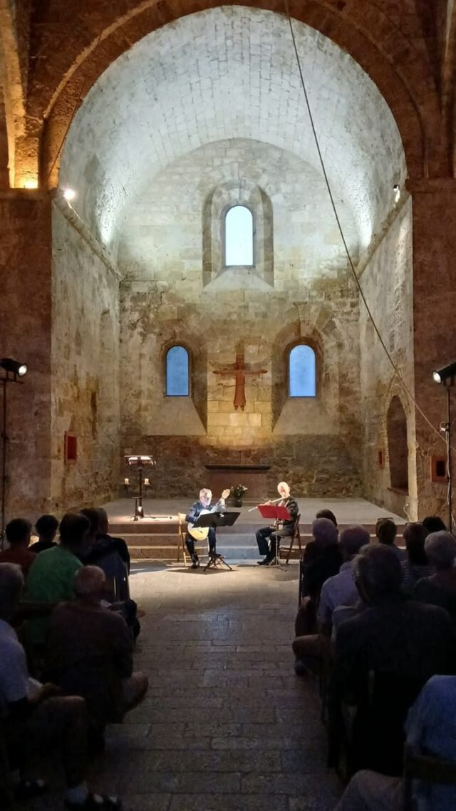 Hier soir avait lieu un concert guitare et flûte dans le choeur de l'abbatiale ✨