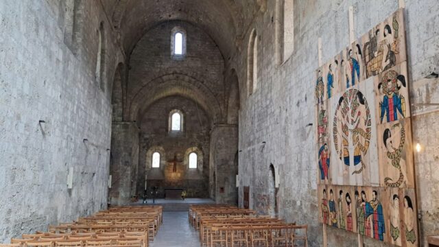 Plus que quelques mois pour venir découvrir l'exposition de Christoff Baron, présente au sein de l'abbaye (abbatiale, cloître, boutique). Elle sera en effet démontée à l'automne.