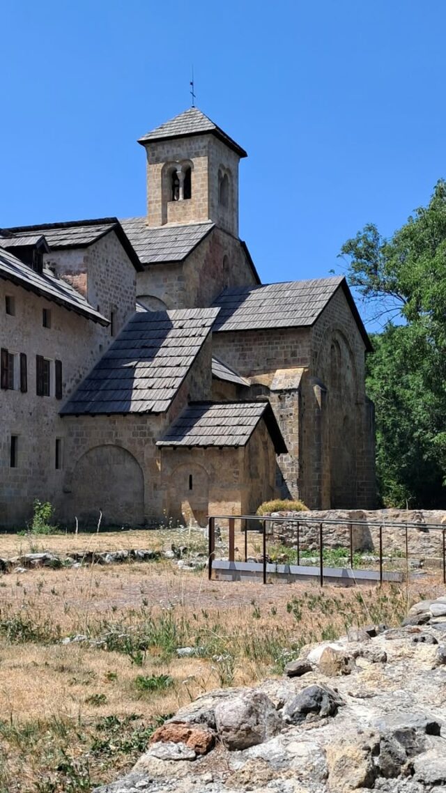 Fin des visites guidées dimanche 30 août... Il vous reste quelques jours pour venir à la rencontre de nos guides bénévoles et découvrir la riche histoire de cette abbaye chalaisienne du XIIème siècle ✨

Visite guidée tous les jours à 15h.