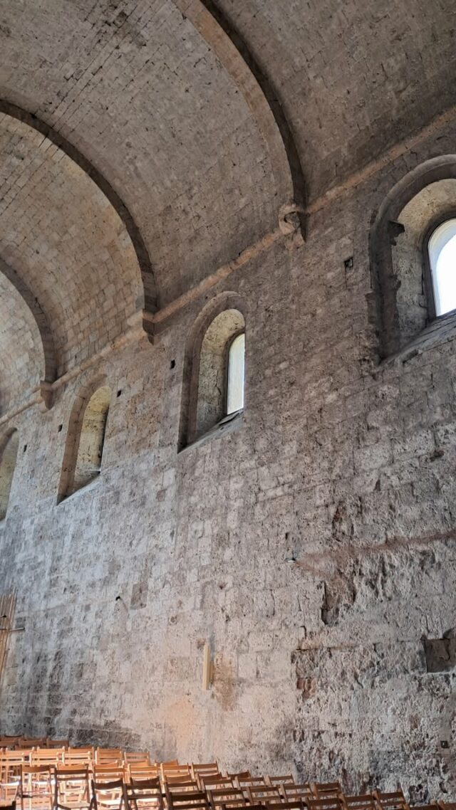 GROS PLAN sur le dépouillement extrême de la nef de l'abbatiale ✨
