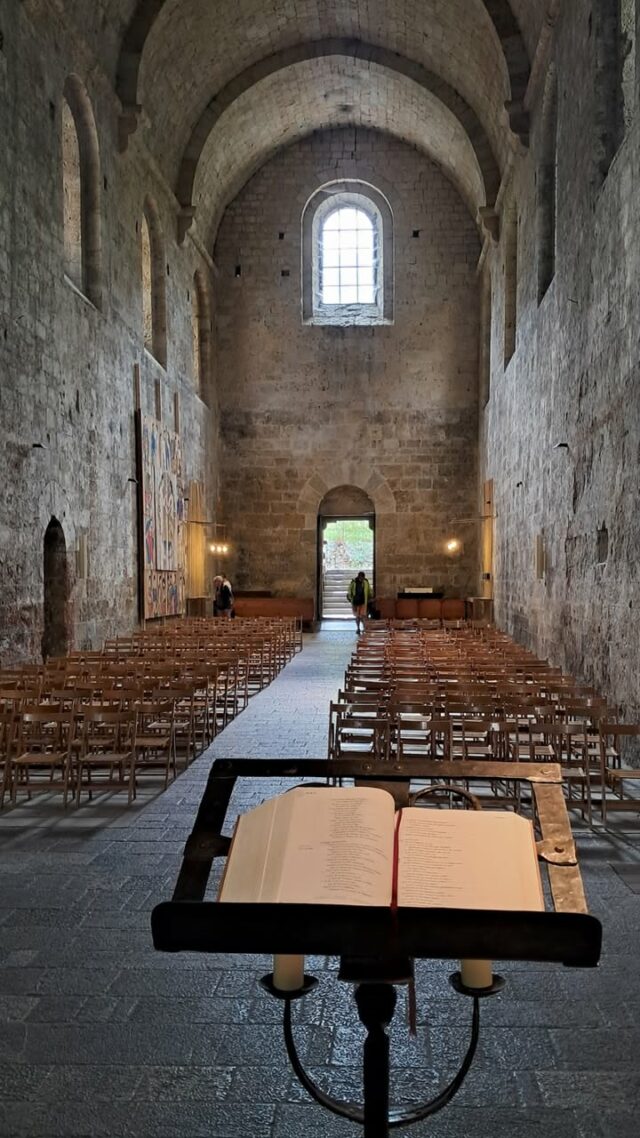 Profitez des conditions idéales pour venir visiter l'abbaye : il fait beau mais pas trop chaud et il y a moins de monde qu'en pleine saison 😉