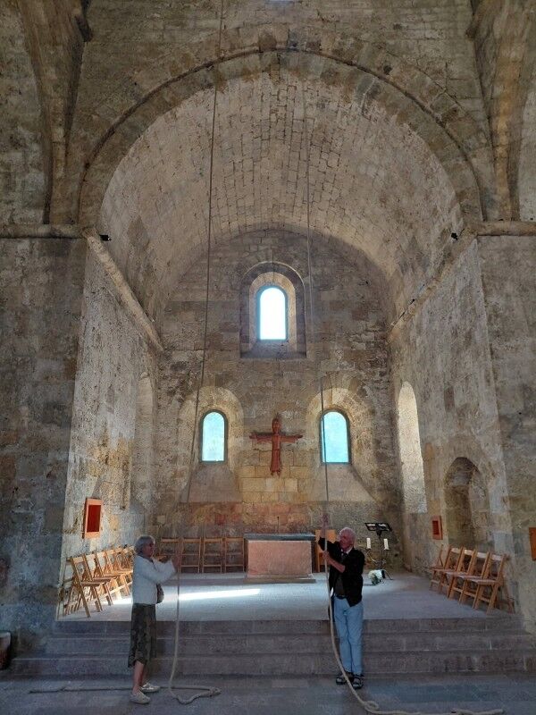 🔔 A 10h ce matin, les cloches de l'abbatiale ont retenti pour saluer l'arrivée du Pape Léon XIV en France. Et ce sont deux visiteurs qui ont l'honneur de les faire sonner. Merci à eux 🙏