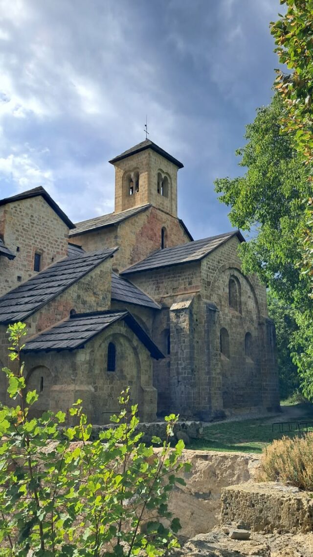 Une des plus vues de l'abbaye de Boscodon ✨
🤔 Mais savez-vous que toutes les parties ne datent pas de la même époque ?

Si l'abbatiale, classée Monument Historique en 1974, date du XIIème siècle, la chapelle Saint-Firmin (devant à gauche de la photo) date elle de la fin du XVème siècle.
Quant au clocher, il a été reconstruit en 2000 ; il avait été détruit à la fin du XIXe, au moment où l'église était utilisée comme grange.