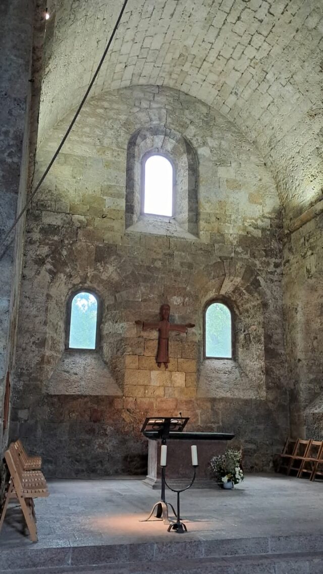 Bienvenue dans le chœur de l'abbatiale, classée Monument historique depuis 1974. Ces trois fenêtres renferment une énigme : elles sont toutes les trois de dimensions différentes. Pourquoi ? 🤔
