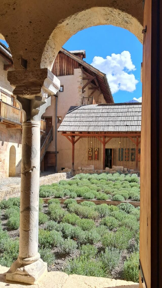 Tic Tac Tic Tac... Plus que 3 semaines pour venir visiter l'abbaye. Le cloitre, la muséographie et la librairie-boutique fermeront le dimanche 1er novembre pour la période hivernale.