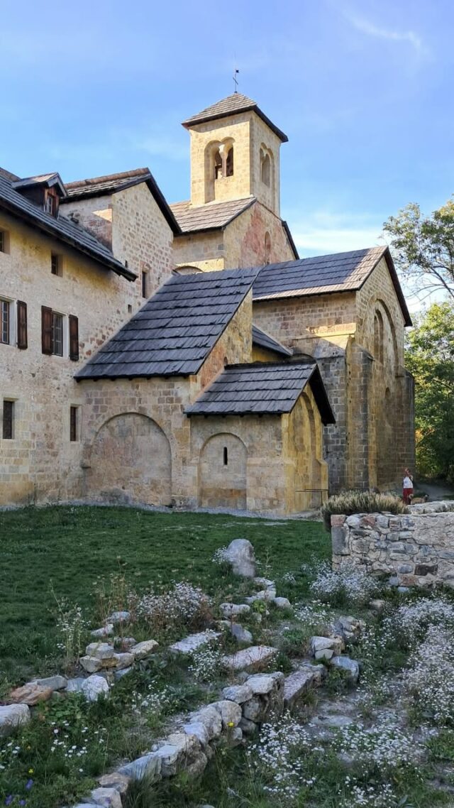 Nous vous rappelons que l'abbaye est ouverte tous les jours pendant les vacances d'automne.
Venez découvrir l'histoire de cette abbaye construite par une communauté de moines chalaisiens au XIIe siècle avant de devenir bénédictine au XVe siècle.