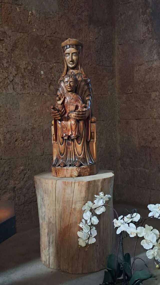 📷 Aujourd'hui, gros plan sur les magnifiques sculptures en bois présentes dans l'abbatiale ✨