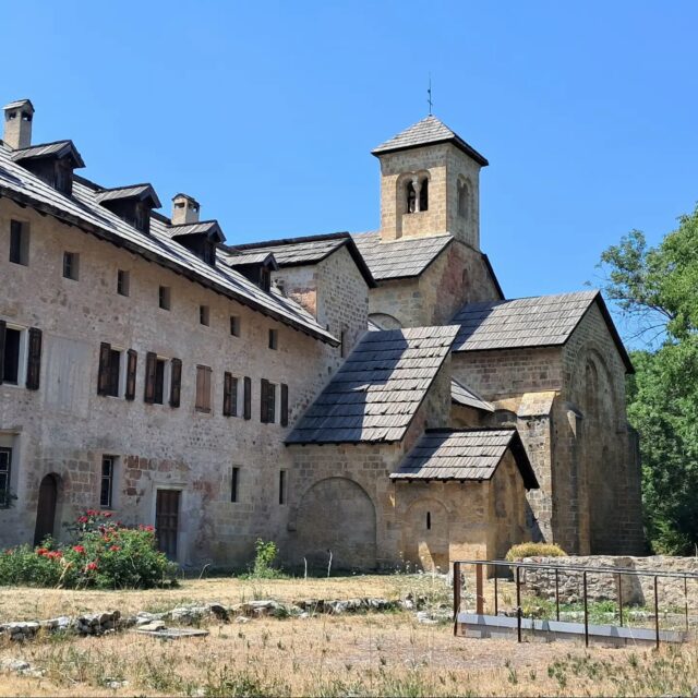 🗣 L'abbaye de Boscodon, édifiée au XIIe siècle par des moines venus de Chalais, a été extraordinairement préservée et magnifiquement rénovée. 

🤔 Et si vous veniez découvrir son histoire ?

🕙  Horaires d'ouverture :
lundi au samedi : 9h30-13h30 et 14h30-18h30
dimanche : 10h-13h30 et 14h30-18h30

🗣 Visites guidées tous les jours à 15h.

 @boscodonabbaye05 #abbayedeboscodon #serreponcon #embrun #hautesalpestourisme #hautesalpes
