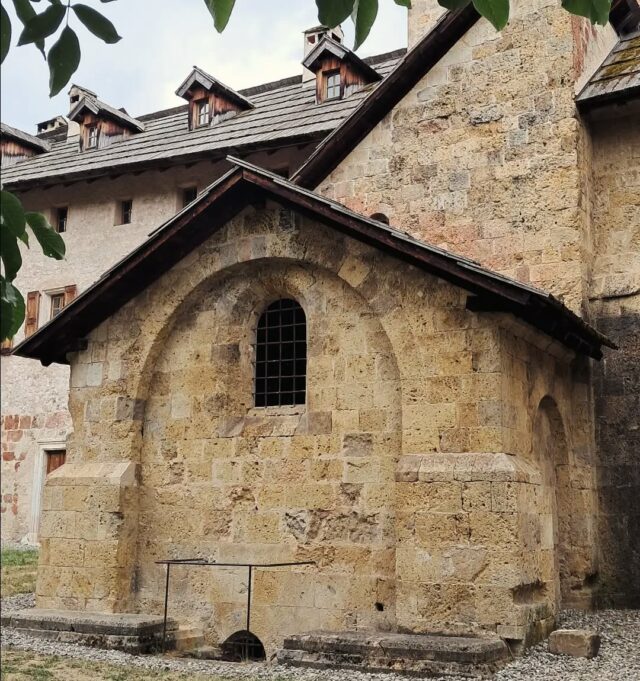 ⛪️ Gros plan sur la chapelle Saint-Firmin. Savez-vous qu'elle date du XVe siècle ?

⛪️ Bien qu'elle soit construite 3 siècles après l'abbaye, la chapelle adopte volontairement un style roman pur, rare pour son époque. 

Et si vous veniez la découvrir ?

🕙  Horaires d'ouverture :
lundi au samedi : 9h30-13h30 et 14h30-18h30
dimanche : 10h-13h30 et 14h30-18h30

@boscodonabbaye05 #abbayedeboscodon #serreponcon #embrun #hautesalpestourisme #chapelleromane