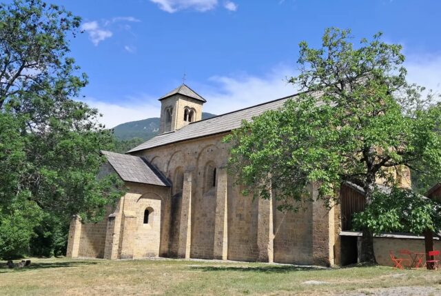 [VISITES]  L'abbaye de Boscodon vous accueille tous les jours en visites libres :
- du lundi au samedi de 10h à 13h et de 14h à 18h30 et
- le dimanche de 11h à 13h et  de 14h à 18h30.

🗣 Et à partir du 1er juillet, nous vous proposons une visite guidée tous les jours à 15h.

@boscodonabbaye05 #abbayedeboscodon #serreponcon #embrun #hautesalpestourisme #hautesalpes