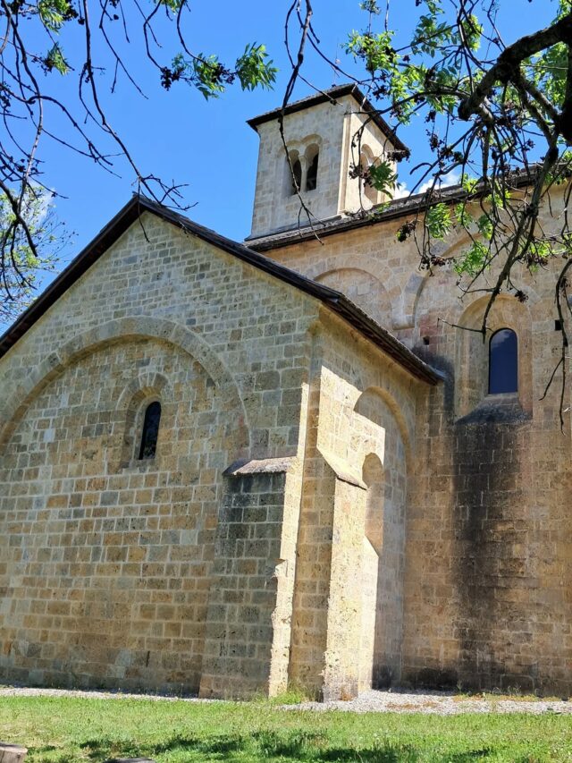 Beau temps sur l'abbaye ☀️

@boscodonabbaye05 #abbayedeboscodon #serreponcon #embrun #hautesalpestourisme #hautesalpes