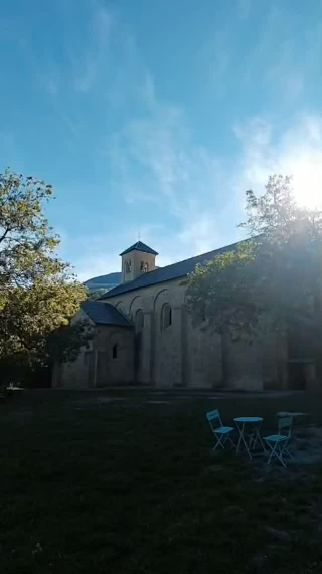 🔔 à 10 h ce matin, les cloches de l'abbaye sonnent pour l'arrivée du pape Leon XIV en France.

@boscodonabbaye05 #abbayedeboscodon #serreponcon #embrun #hautesalpes