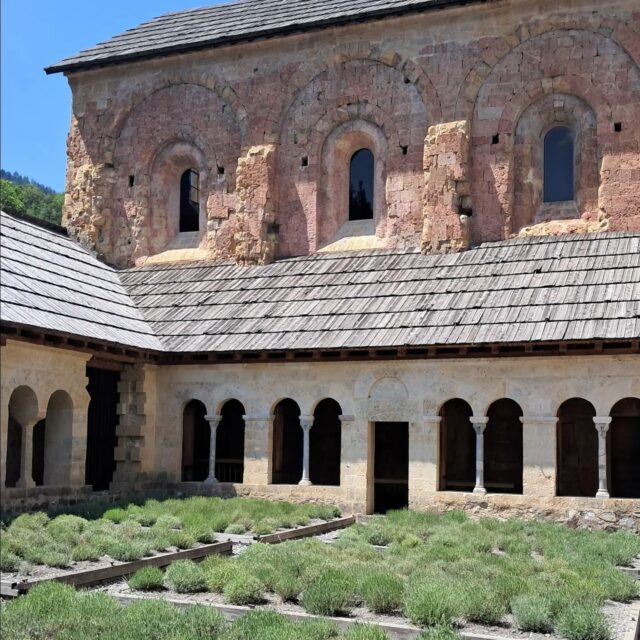 🪻 Ça y est, la floraison des lavandes est terminée. Des brins de lavande sont à disposition des visiteurs sous le porche, à l'entrée de l'église. N'hésitez pas à vous servir.

🕙  Horaires d'ouverture :
lundi au samedi : 9h30-13h30 et 14h30-18h30
dimanche : 10h-13h30 et 14h30-18h30

@boscodonabbaye05 #serreponcon #embrun #hautesalpestourisme #hautesalpes #cloitre