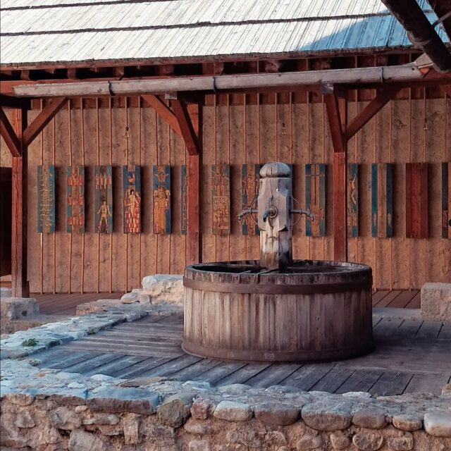 [CLOITRE] 💧 Savez-vous que la fontaine présente dans le cloître est à l'emplacement où se trouvait le lavabo de l'abbaye au Moyen-Age ?

🤔 Ayant ni description ni croquis du lavabo présent au Moyen-Age, il a été décidé de mettre une fontaine typique des Hautes-Alpes pour marquer l'endroit.

@boscodonabbaye05 #abbayedeboscodon #serreponcon #embrun #hautesalpes #fontaine