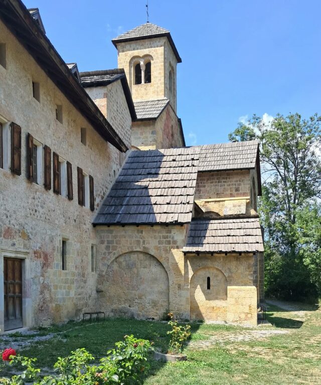 🎬 Clap de fin sur la saison estivale et les visites guidées.
🙏 Merci à vous, visiteurs, qui vous êtes arrêtés à l' #abbayedeboscodon que ce soit en visites libres ou en visites guidées.
📚 Merci pour votre passage par la librairie-boutique.
🎶 Merci à tous ceux qui ont assisté aux spectacles, concerts, conférences... qui ont rythmé cet été.
🎶 Et merci aux participants des stages de chant, de flûte de pan...
🕒 L'été se termine... mais l'abbaye reste ouverte (en visite libre) :
- 10h / 13h et 14h30 / 17h30 (mardi au samedi)
- 12h / 13h et 14h30 / 17h30 (dimanche)
Fermé le lundi.
#crots #embrun #embrunais #embruntourisme #serreponcon #boscodon #hautesalpes #hautesalpes05 #hautesalpestourisme #patrimoine #patrimoinefrancais #abbaye #abbayeromane #architectureromane #monumenthistorique