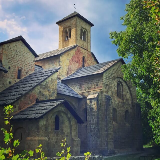 [FERMETURE ANNUELLE] ✖️ Il vous reste 3 semaines pour venir visiter l'abbaye. Le cloître, la muséographie et la librairie-boutique fermeront dimanche 1er novembre à 17h30 pour la période hivernale.

@boscodonabbaye05 #abbayedeboscodon #serreponcon #embrun #hautesalpestourisme #hautesalpes