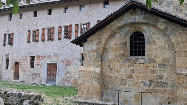 #abbayedeboscodon #crots #embrun #embrunais #embruntourisme #serreponcon #boscodon #hautesalpes #hautesalpes05 #hautesalpestourisme #patrimoine #patrimoinefrancais #abbaye #abbayeromane #architectureromane #monumenthistorique