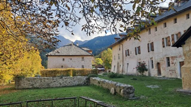 Plus que deux jours pour venir visiter l'abbaye ✨️

#crots #embrun #embrunais #embruntourisme #serreponcon #boscodon #hautesalpes #hautesalpes05 #hautesalpestourisme #patrimoine #patrimoinefrancais #abbaye #abbayeromane #architectureromane #monumenthistorique #abbayedeboscodon