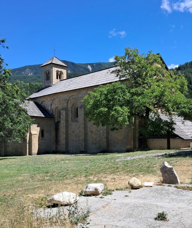 ⛪️ L'abbaye de Boscodon est ouverte tous les jours durant le mois d'août. 
⛪️ Seul(e), entre amis ou en famille, venez découvrir cet édifice, situé à 1150 m d'altitude au coeur de la forêt de Boscodon, classée forêt d'exception.

🗣  Visites guidées à 10h30 et à 15h (sauf samedi et dimanche matins).

🕤  Ouverture : 9h30-13h (12h-13h le dimanche) et 14h-18h30.

#abbayedeboscodon #crots #embrun #embrunais #embruntourisme #serreponcon #boscodon #hautesalpes #hautesalpes05 #hautesalpestourisme #patrimoine #patrimoinefrancais #abbaye #abbayeromane #architectureromane #monumenthistorique