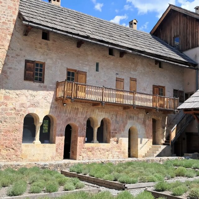[GROS PLAN] 📷 Ce bâtiment est nommé l'aile aux moines :
- au rez-de-chaussée se trouvait la salle du chapitre
- et au 1er étage le dortoir des moines chalaisiens.

🕙  Horaires d'ouverture :
lundi au samedi : 9h30-13h30 et 14h30-18h30
dimanche : 10h-13h30 et 14h30-18h30

@boscodonabbaye05 #abbayedeboscodon #serreponcon #embrun #hautesalpestourisme #hautesalpes