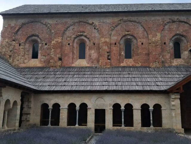 🤔 Savez-vous pourquoi certaines pierres ou parties de l'abbaye sont-elles rouges ?

🗣 Pour le découvrir et en savoir plus sur cette pierre, rendez-vous tous les jours à 15h pour les visites guidées.

➕️ Visites libres durant les horaires d'ouverture :
lundi au samedi : 9h30-13h30 et 14h30-18h30
dimanche : 10h-13h30 et 14h30-18h30

@boscodonabbaye05 #abbayedeboscodon #serreponcon #embrun #hautesalpestourisme #hautesalpes