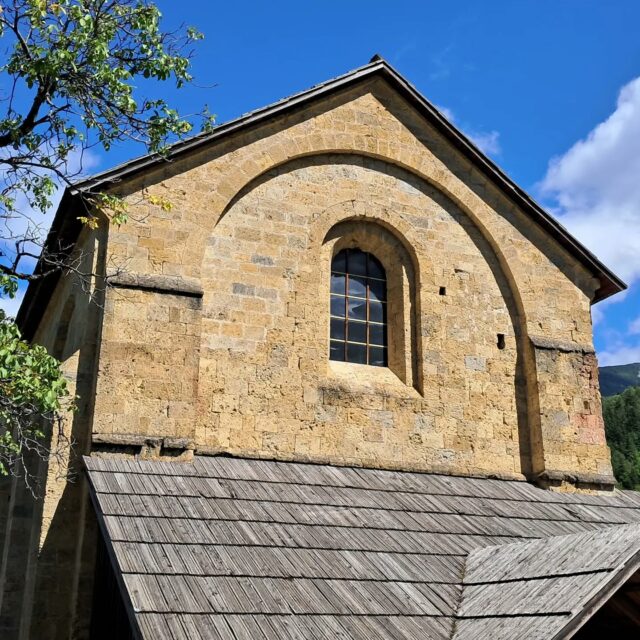 [GROS PLAN] 📷  Retour du soleil sur l'abbaye.

🕙  Horaires d'ouverture :
lundi au samedi : 9h30-13h30 et 14h30-18h30
dimanche : 10h-13h30 et 14h30-18h30

🗣 Visites guidées à 15h tous les jours jusqu'au 30 août. 

@boscodonabbaye05 #abbayedeboscodon #serreponcon #embrun #hautesalpestourisme #hautesalpes