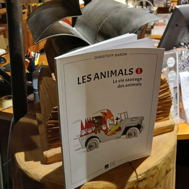 📚 Les Animals : quand la vie sauvage croque notre société.

✏️ Christoff Barron qui expose ses peintures sur bois actuellement dans les divers espaces de l'abbaye nest pas que peintre. Il est aussi romancier et auteur d'une bande dessinée.

📖  Les Animals, La vie sauvage des animals, parue aux éditions Gueule de bois, offre un regard singulier et piquant sur nos travers humains.

🔘  Entièrement réalisée en noir et blanc, l’œuvre séduit par sa sobriété graphique qui laisse toute la place à l’esprit. Dans la veine d’un humour à la Calvin et Hobbes, les dialogues et situations déploient une légèreté savoureuse, parfois agrémentée de clins d’œil malicieux rappelant aussi l’univers du Chat du rabbin.

🔹️ Sous l’apparence de scènes animales décalées, Christoff Barron aborde en filigrane de grandes thématiques de société, avec notamment un détour assez malicieux par le religieux, toujours avec ce ton libre et joueur qui fait sourire tout en invitant à réfléchir.

🔸️ Une bande dessinée à découvrir pour tous ceux qui aiment l’humour intelligent, capable de nous proposer un reflet de la société sans lourdeur.

📌  BD a retrouvé à la boutique librairie de l'abbaye tous les jours du lundi au samedi 10h-13h et 14h30-17h30 ou le dimanche de 12h à 13h et 14h30 à 17h30.

#crots #embrun #embrunais #embruntourisme #serreponcon #boscodon #hautesalpes #hautesalpes05 #hautesalpestourisme #patrimoine #patrimoinefrancais #abbaye #abbayeromane #architectureromane #monumenthistorique  #christoffbaron #bd #animals #humour